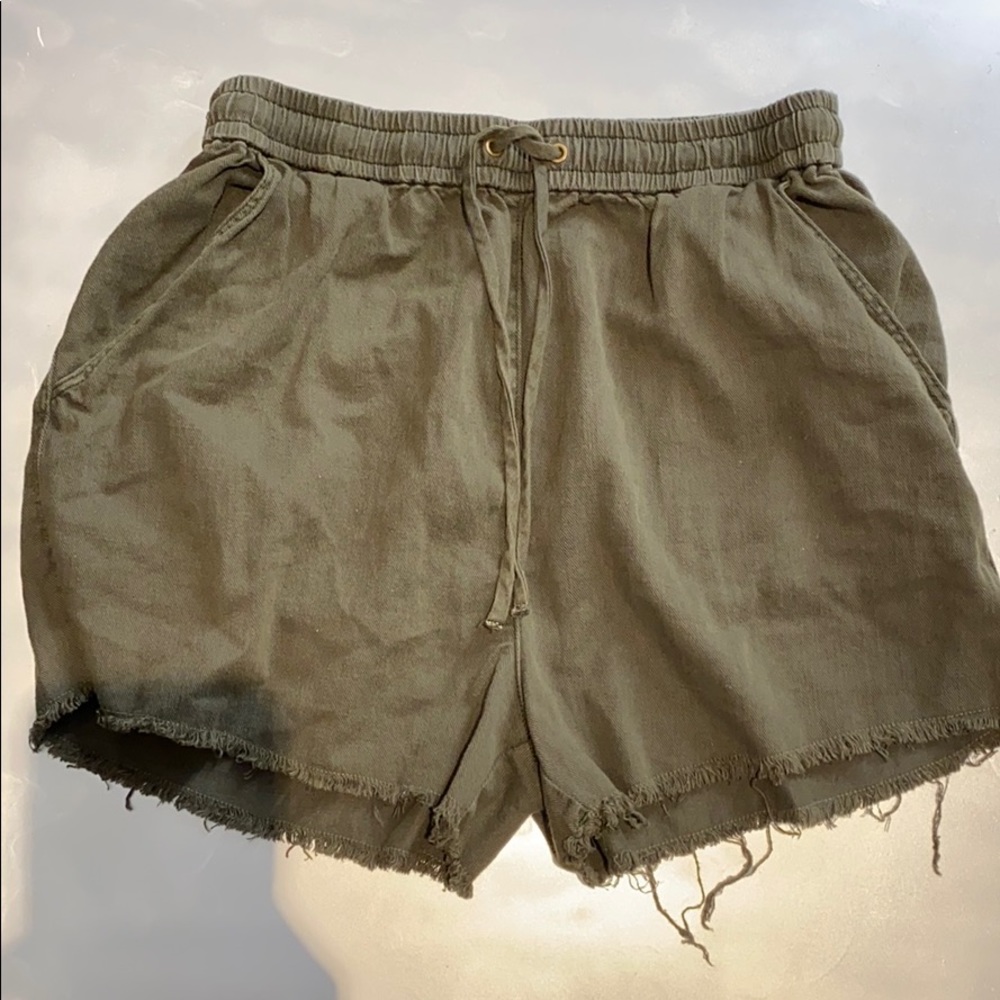 Wilfred FREE High Waisted Frayed Hem Shorts